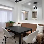 Gorgeous 2br Retreat - Old Town & Calea Victoriei Apartmán